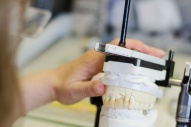 Kontrolle der richtigen Zahnfarbe & -struktur